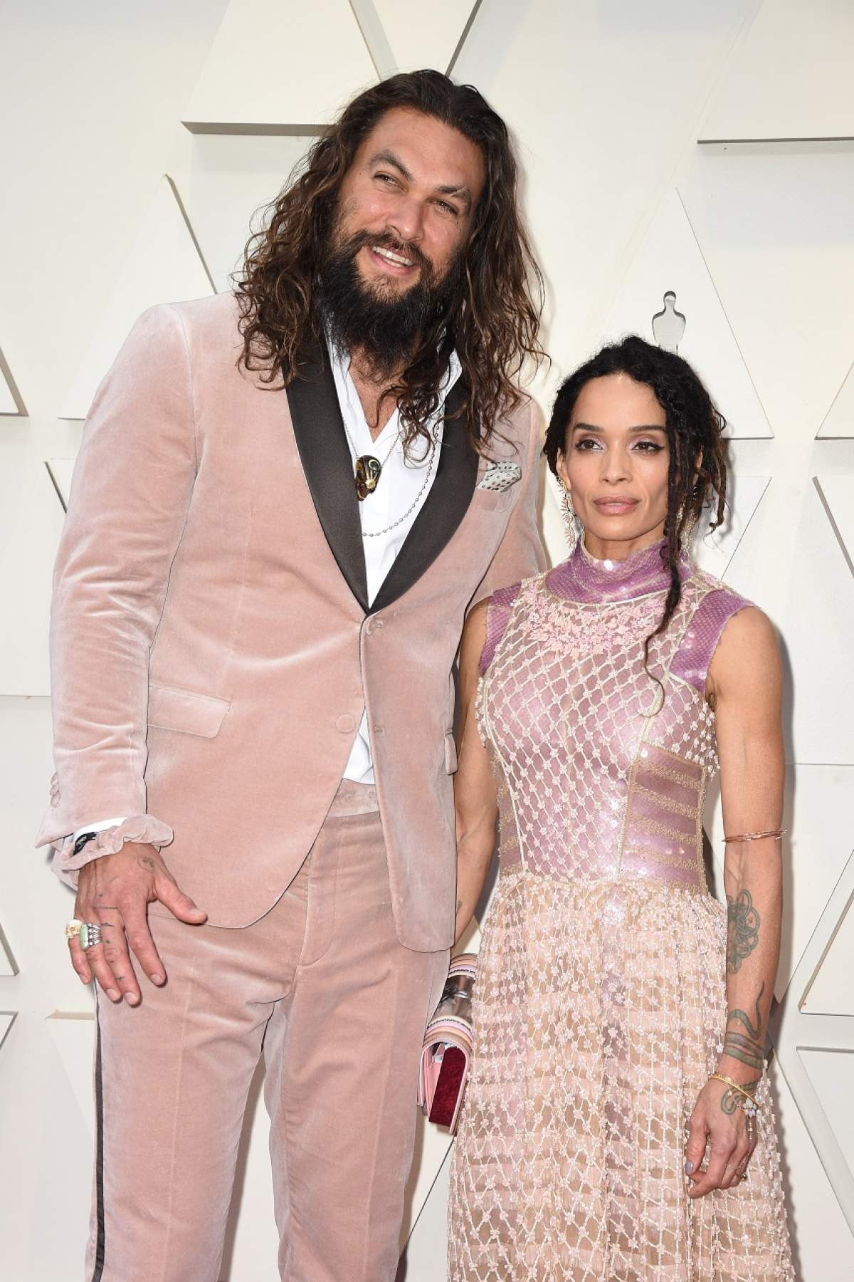 Jason Momoa, apariție îndrăzneață la gala premiilor Oscar 2019! Aquaman s-a transformat într-un "flamingo" veritabil