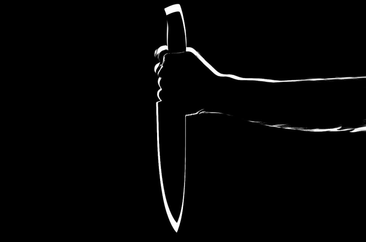 Incident șocant într-o stație de autobuz din Capitală! Un tânăr a fost tăiat cu cuțitul la gât