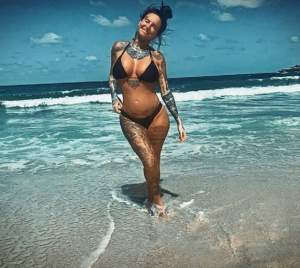 FOTO / Cea mai sexy viitoare mămică a atras toate privile, pe o plajă! Jemma Lucy și-a scos formele apetisante la înaintare