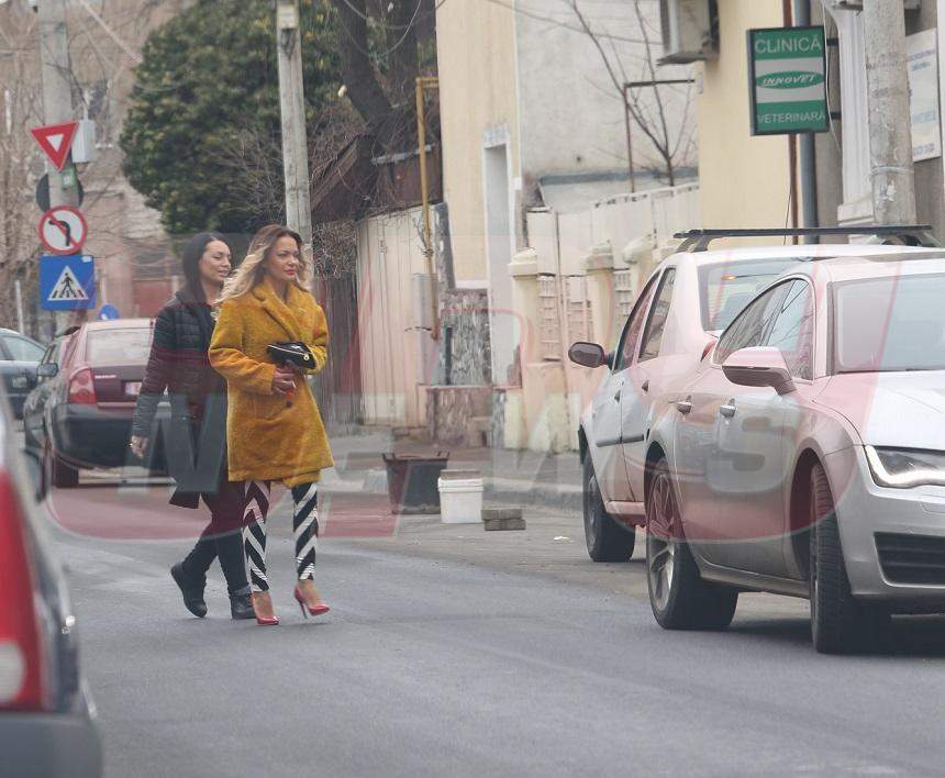 VIDEO PAPARAZZI / Andreea Antonescu nu mai e o fată cuminte! Susţinută de o prietenă, vedeta a cedat în faţa ispitei