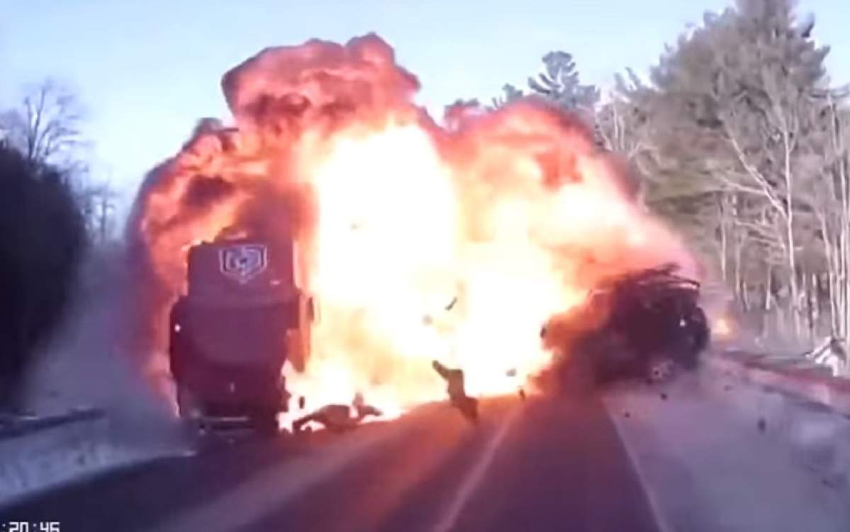 VIDEO / Ca în filmele de acţiune! A intrat cu viteză cu maşina direct în rezervorul unui TIR