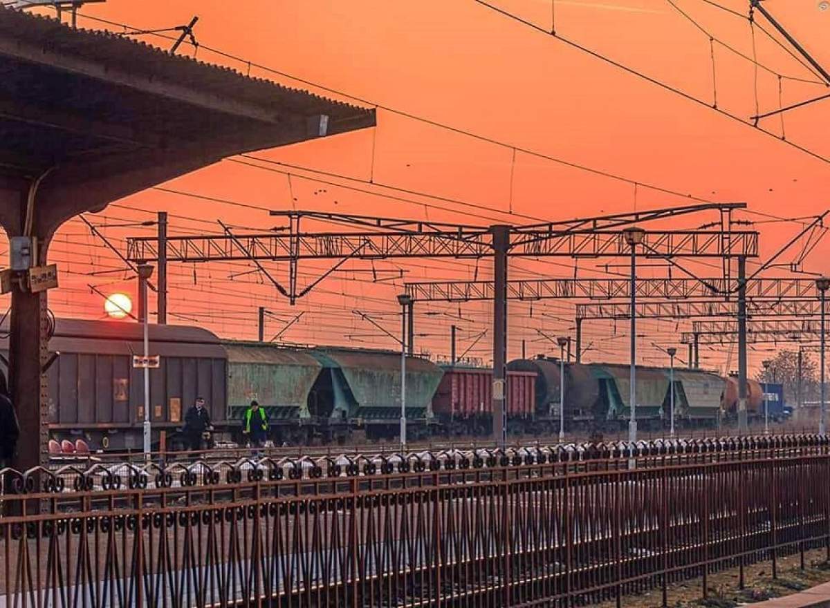 VIDEO / Tragedie pe peronul gării din Buzău! Un bărbat s-a aruncat în faţa trenului