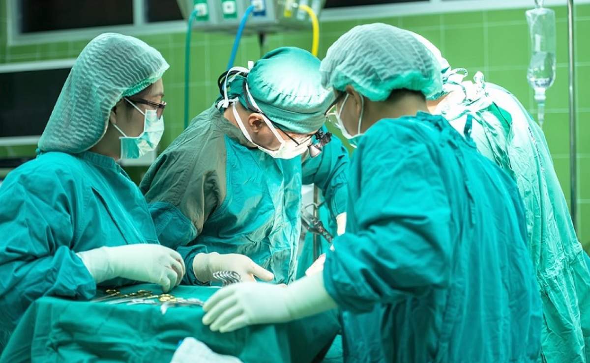 Fiica unui politician român, plină de sânge la spital! Trei tinere s-au năpustit asupra ei