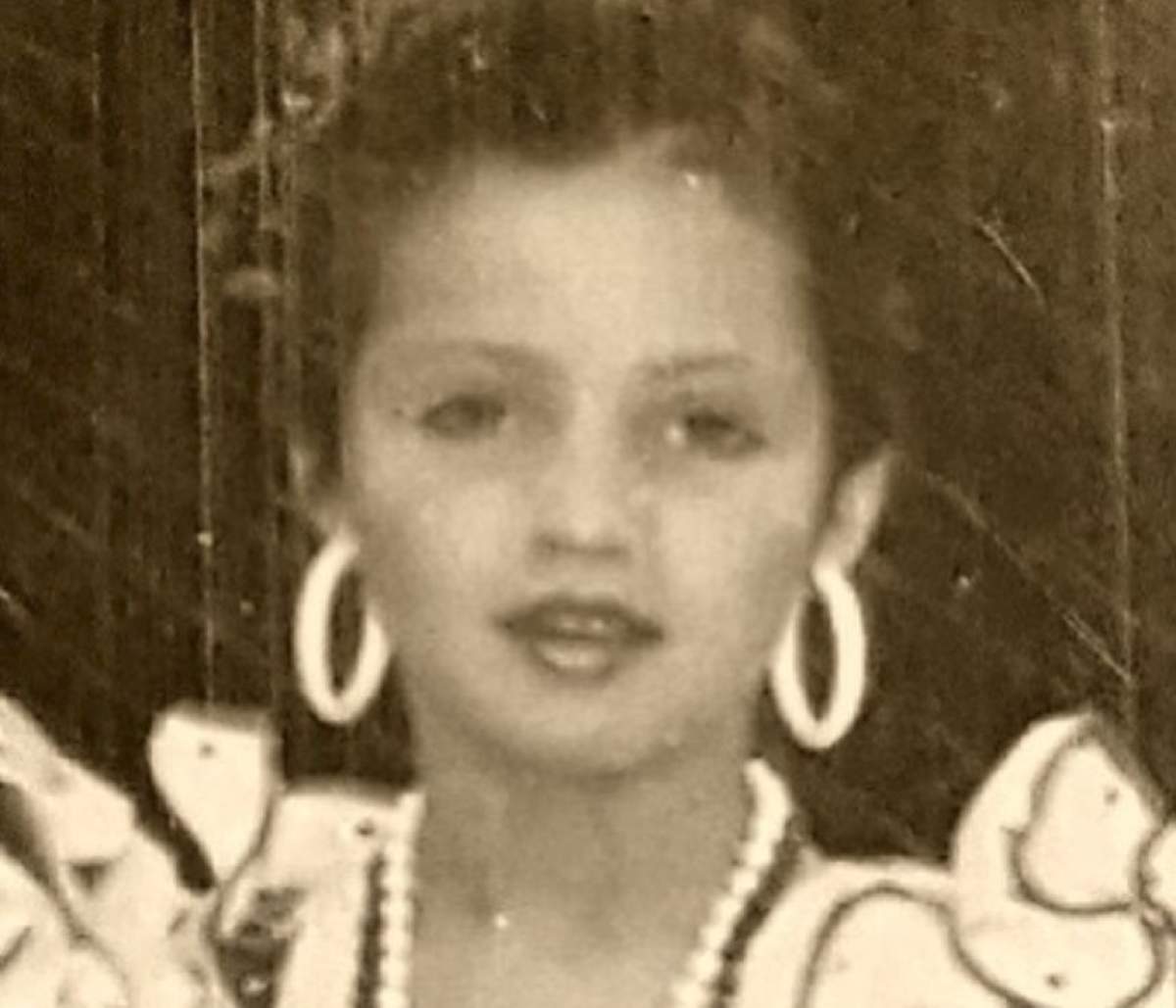 Recunoşti vedeta din imagine? Este una dintre cel mai apreciate jurnaliste şi printre cele mai sexy neveste de fotbalişti