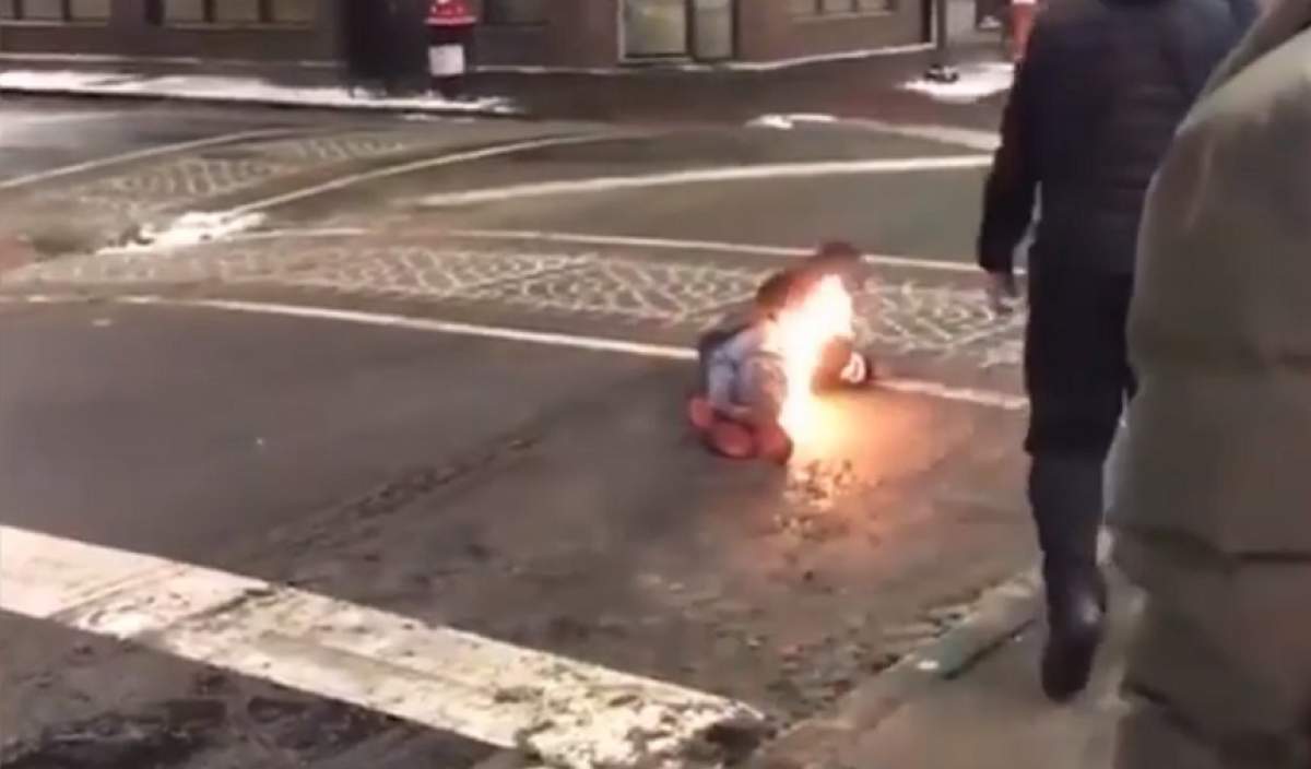 VIDEO / Momentul șocant când un bărbat izbucnește în flăcări, după ce a fost electrocutat de un paznic