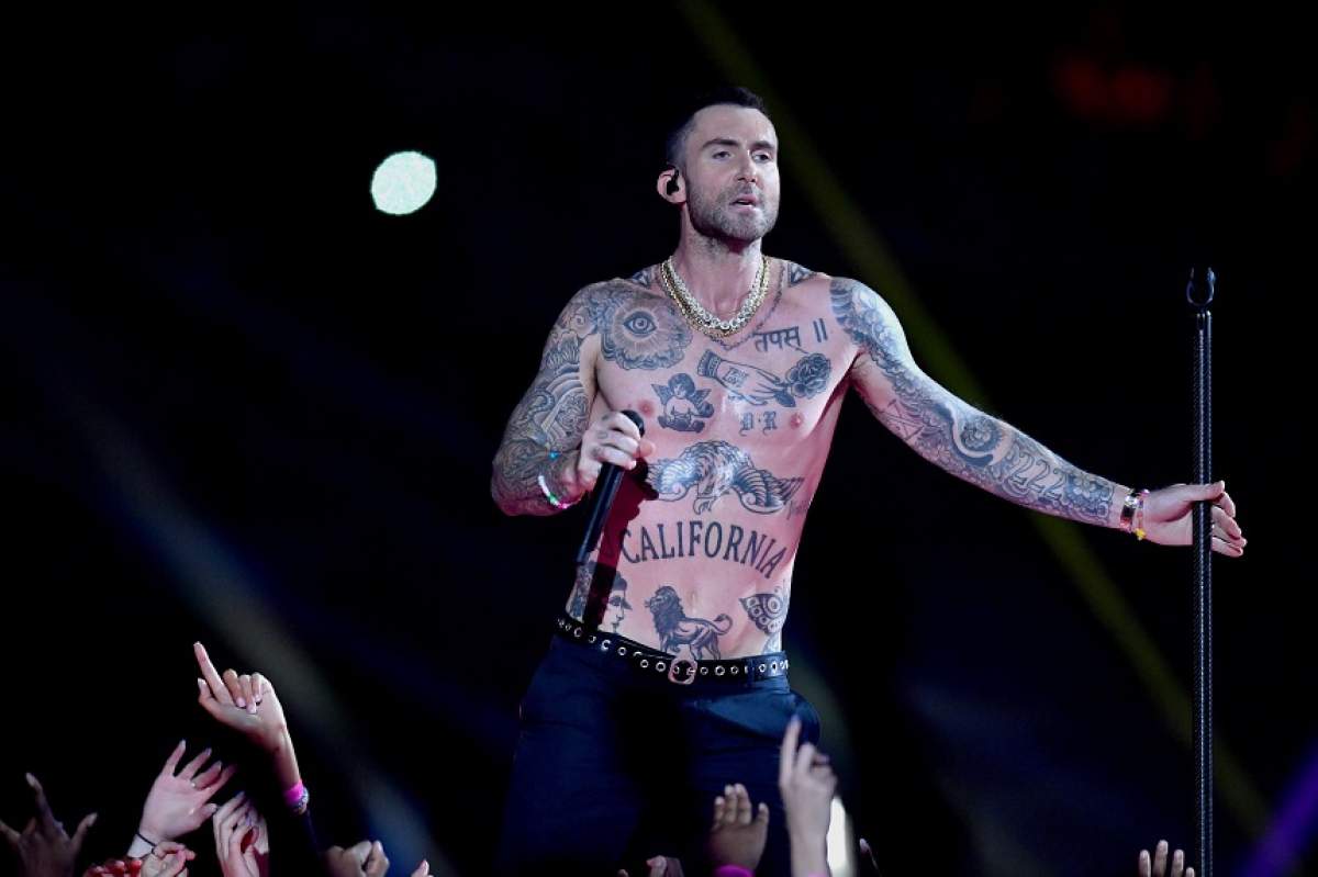 Adam Levine, luat la mișto pentru spectacolul de la Super Bowl. A cântat la bustul gol