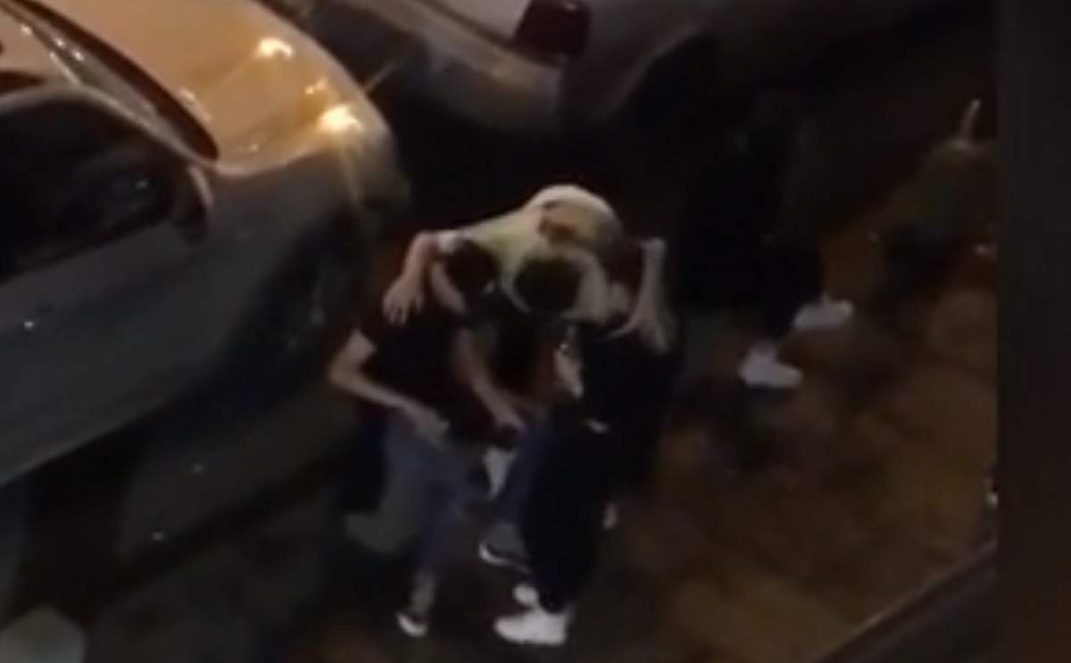 VIDEO / Mai mulţi studenţi, surprinşi în timp ce se drogau din mâna unui băiat, în centrul Capitalei