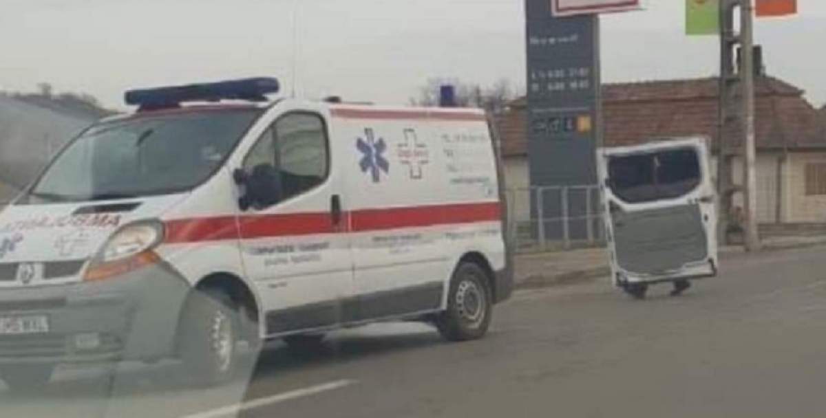 FOTO / Să vezi şi să nu crezi! O ambulanţă şi-a pierdut uşa pe drum, în Turda