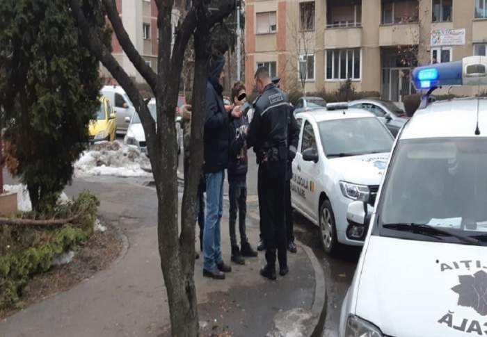 VIDEO / O altă scenă de violenţă a fost surprinsă în plină stradă, în Baia Mare! Trei bătăuşi s-au năpustit asupra unui băiat