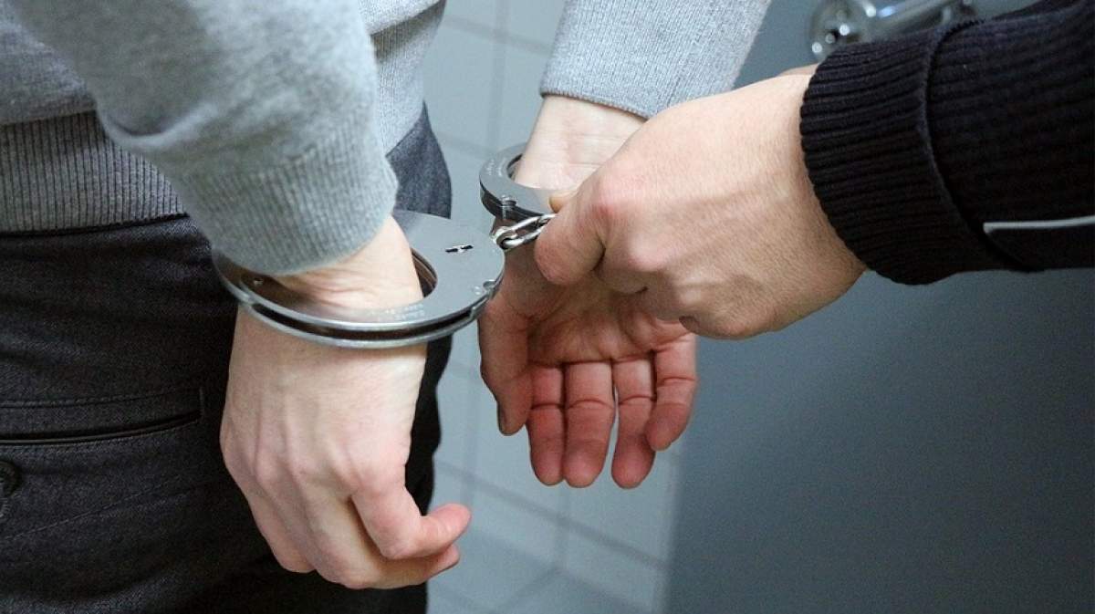 Adolescent de 17 ani, arestat la domiciliu după ce a violat o bătrână