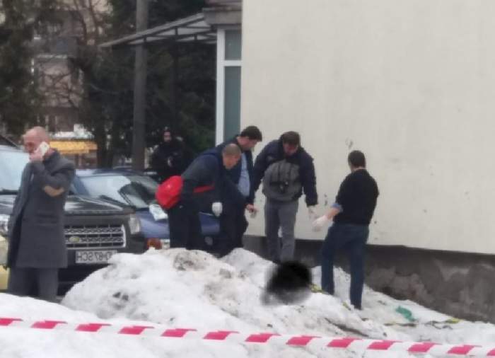 Descoperire şoc pe o stradă din Petroşani! Un nou-născut a fost aruncat în zăpadă