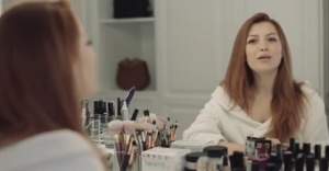 VIDEO / Elena Gheorghe le învaţă pe fane să îşi schimbe lookul în 20 de minute