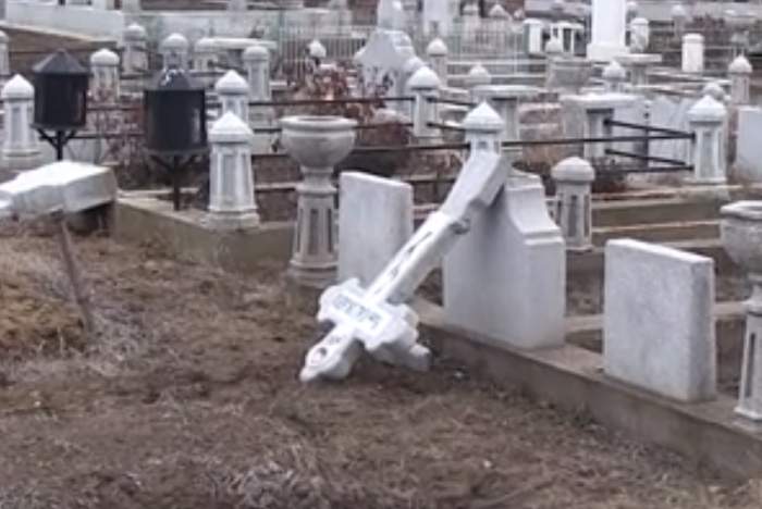 VIDEO / Descoperire halucinantă într-un sat din Vaslui, în cimitir! Oamenii sunt în stare de şoc