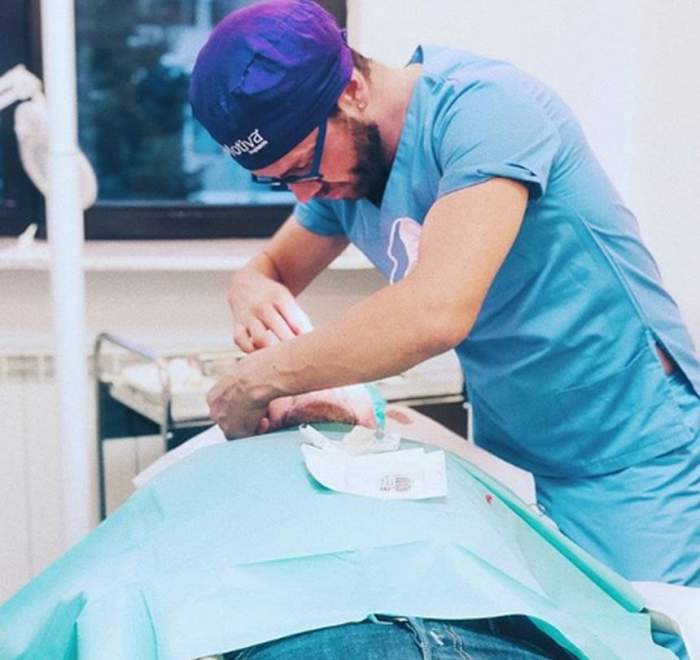 FOTO / Imagini șocante cu o fostă pacientă a lui Matthew Mode. Cum arată sânii ei după operație