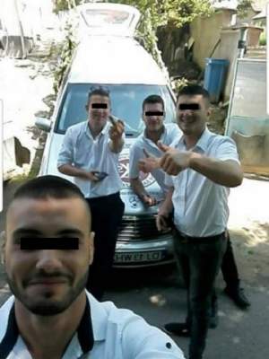 FOTO / Angajați la serviciile funerare ale Mitropoliei Olteniei, niște tineri și-au făcut selfie cu dricul