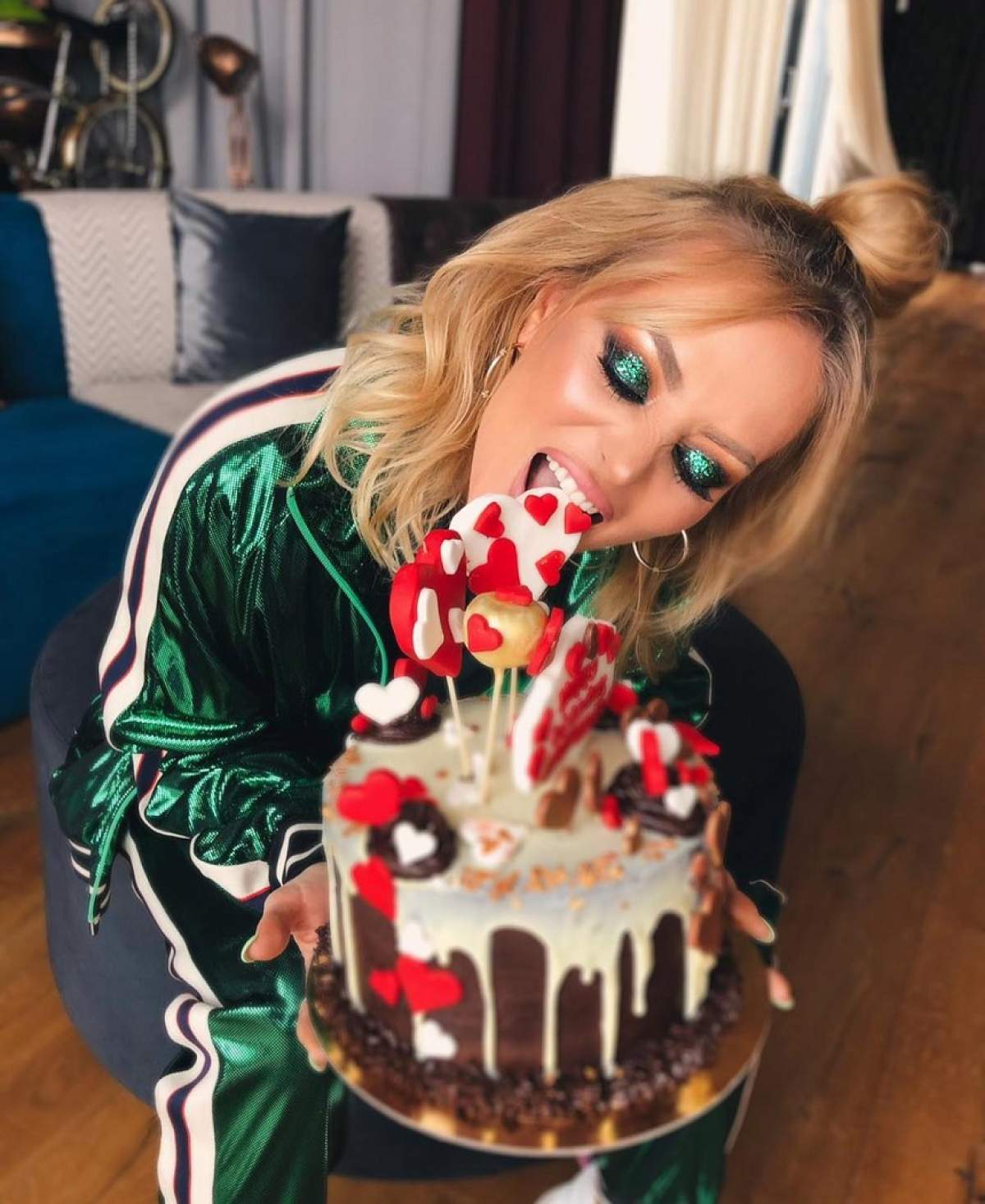 FOTO / Este zi de sărbătoare în showbiz-ul românesc! Ce a postat Delia  pe reţelele de socializare de ziua ei