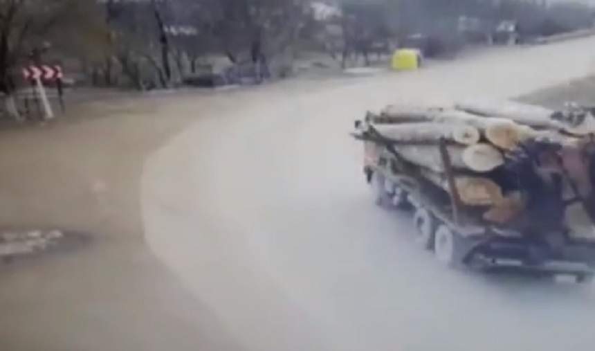 VIDEO / Clipe de panică pentru un bărbat din Buzău! Buşteni uriaşi au zburat chiar în faţa lui