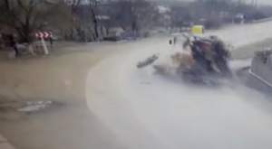 VIDEO / Clipe de panică pentru un bărbat din Buzău! Buşteni uriaşi au zburat chiar în faţa lui