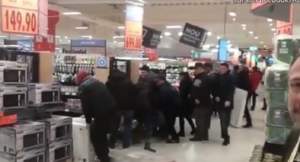 VIDEO / Scene haotice într-un supermarket din Bacău! Oamenii s-au bătut pe televizoare la  promoţie