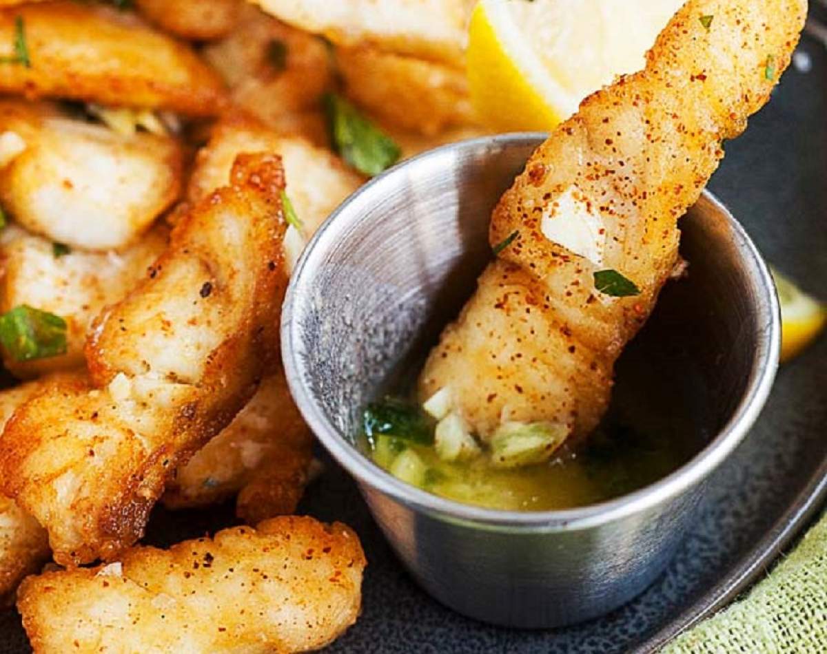 REȚETE cu pește: Pește crocant, cu sos de usturoi și unt. Gata în 20 de minute