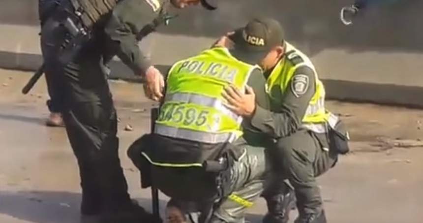 FOTO / Imagine tulburătoare. Polițiștii au izbucnit în lacrimi, după ce o femeie s-a aruncat de pe pod, împreună cu fiul de 10 ani