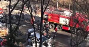 VIDEO / Pagubă pentru un şofer din Bucureşti! Muncitorii care decopertau un trotuar i-au incendiat maşina, în Militari