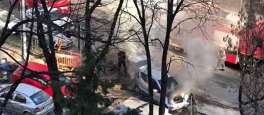 VIDEO / Pagubă pentru un şofer din Bucureşti! Muncitorii care decopertau un trotuar i-au incendiat maşina, în Militari