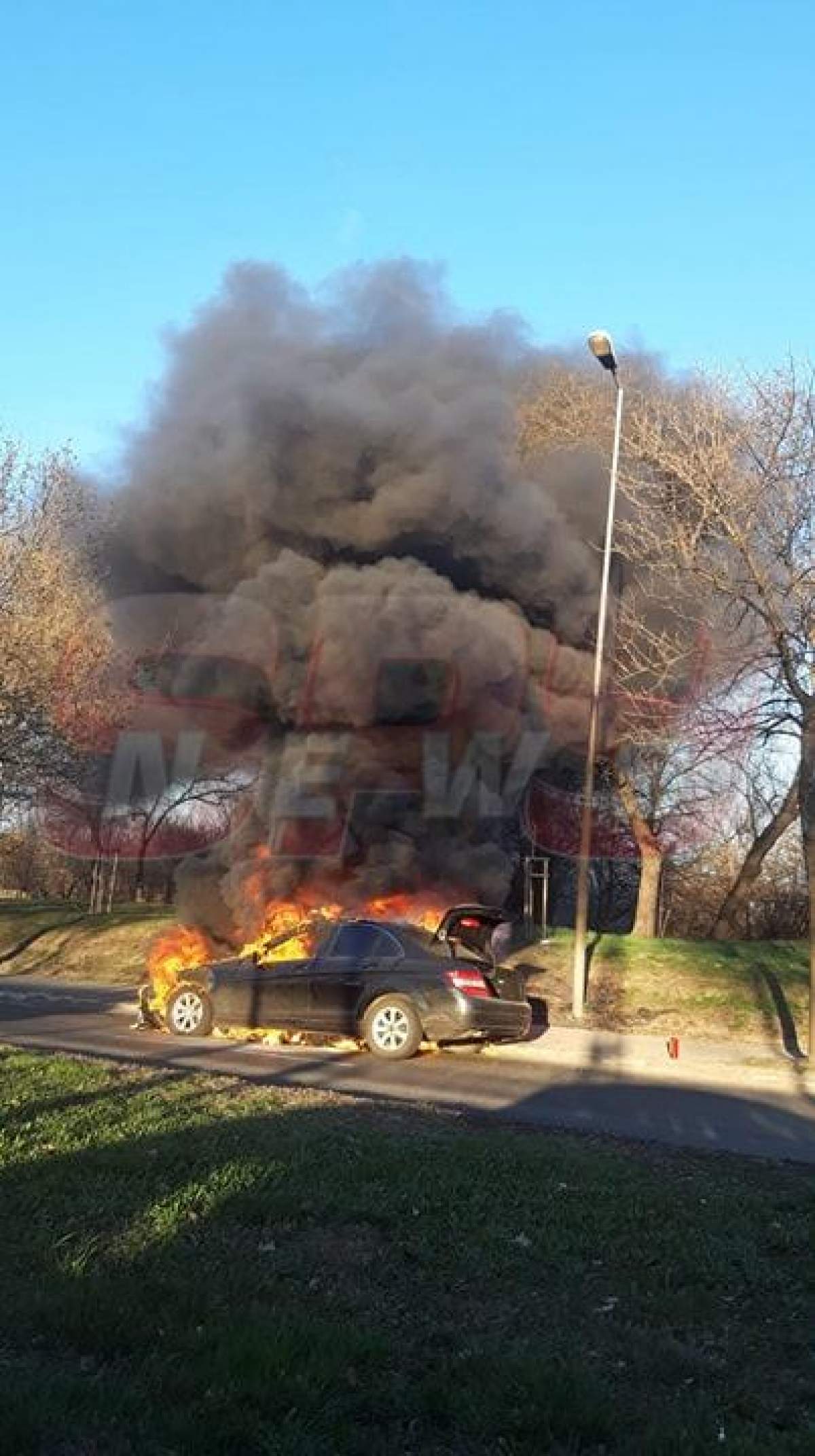 Mașină în flăcări pe un pod din Capitală! Pomperii au intervenit de urgență. VIDEO