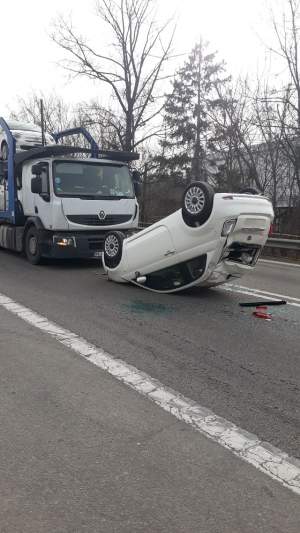 O maşină a căzut de pe platformă şi a fost lovită în plin, în Vâlcea, de un autoturism în care se aflau doi copii! FOTO
