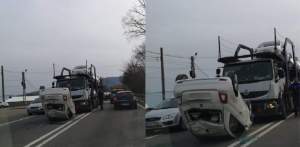 O maşină a căzut de pe platformă şi a fost lovită în plin, în Vâlcea, de un autoturism în care se aflau doi copii! FOTO