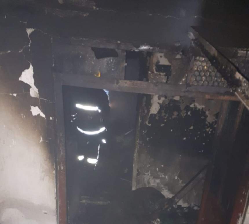 Incendiu puternic într-o casă din Arad! Un bărbat a fost găsit mort