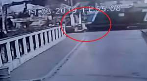 VIDEO / Scene șocante la Pucioasa! O șoferiță începătoare a fost lovită în plin de un tren, pentru că nu s-a asigurat pe calea ferată