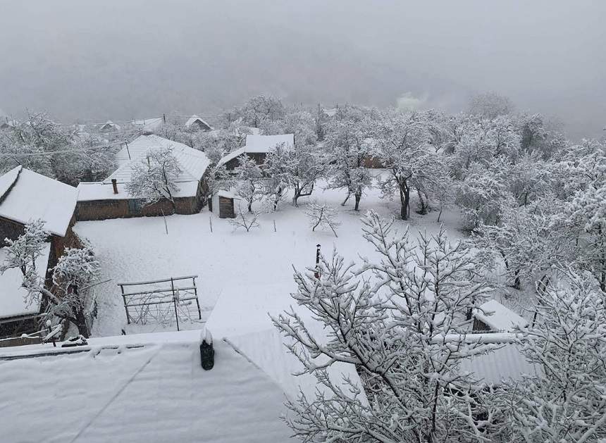 Strat serios de zăpadă în judeţul Buzău! A nins timp de câteva ore