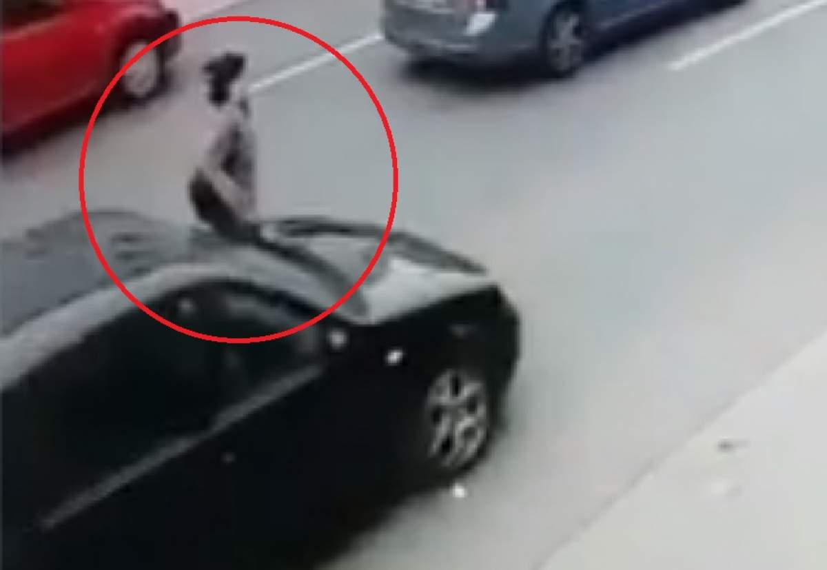 O tânără în vârstă de 29 de ani s-a aruncat în faţa unei maşini! Momentul a fost filmat. VIDEO