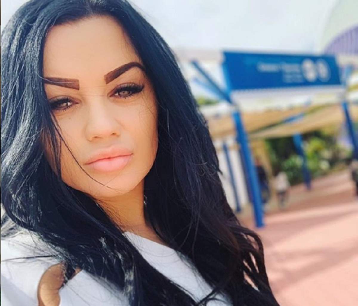 FOTO / Carmen de la Sălciua, pusă la zid de fani că nu știe să scrie în engleză: „Voi fi mai atentă pe viitor”