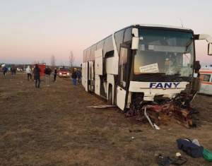Accident mortal, în Timiș. Mai multe victime, după ce un autobuz și o mașină s-au lovit. FOTO
