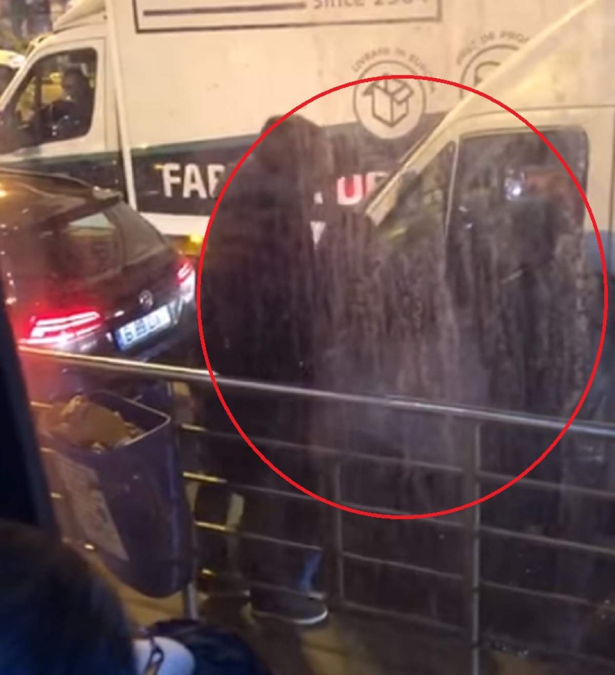 Incident șocant în centrul Bucureștiului! Șofer, scos din mașină și amenințat cu pistolul