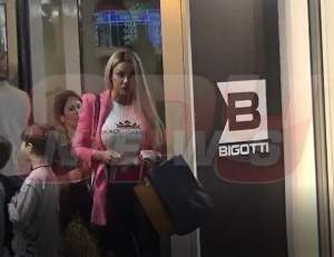VIDEO PAPARAZZI / A vrut să-şi răsfeţe sora, dar i-a făcut fericiţi pe bărbaţi! Bianca Drăguşanu, apariţie fierbinte, într-un mall din Capitală