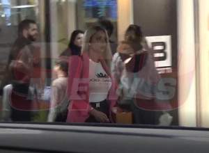 VIDEO PAPARAZZI / A vrut să-şi răsfeţe sora, dar i-a făcut fericiţi pe bărbaţi! Bianca Drăguşanu, apariţie fierbinte, într-un mall din Capitală