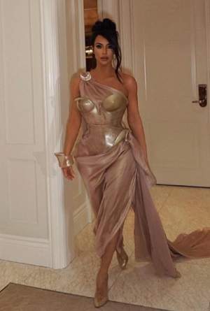 Kim Kardashian a vrut să semene cu o zeiță grecească, dar a dat-o în bară! Detaliul care i-a lăsat pe toți mască. FOTO