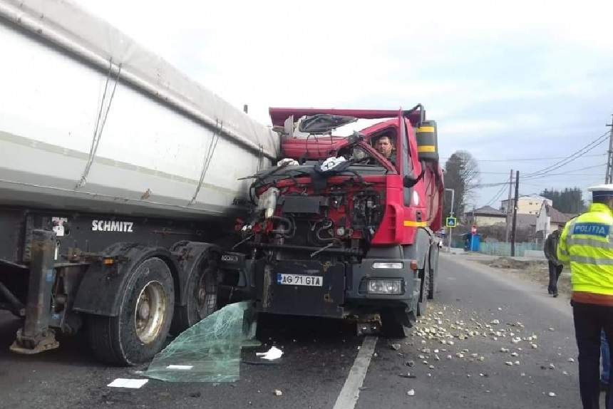 Accident foarte grav pe D73! Două camioane s-au ciocnit violent