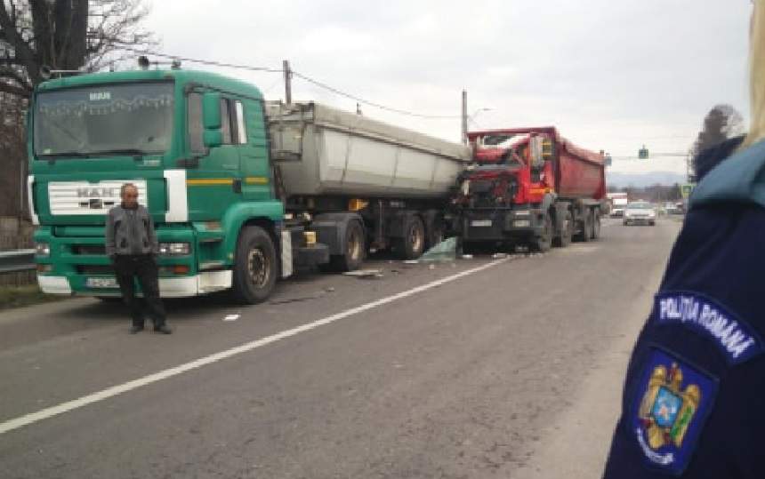 Accident foarte grav pe D73! Două camioane s-au ciocnit violent