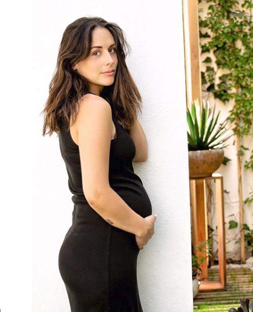 O super actriţă este însărcinată pentru a doua oară. Mai are puţin şi naşte!