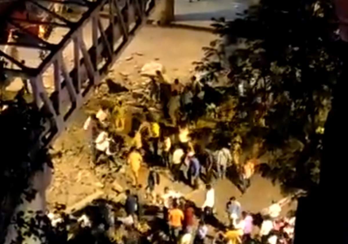 Zeci de răniți și 4 morți, după ce o pasarelă de pietoni s-a prăbușit în India. VIDEO