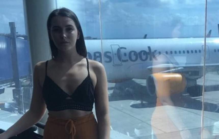 Prea dezbrăcată pentru locul din avion? Ținuta purtată de o tânără a făcut-o pe stewardesă să o dea afară. FOTO