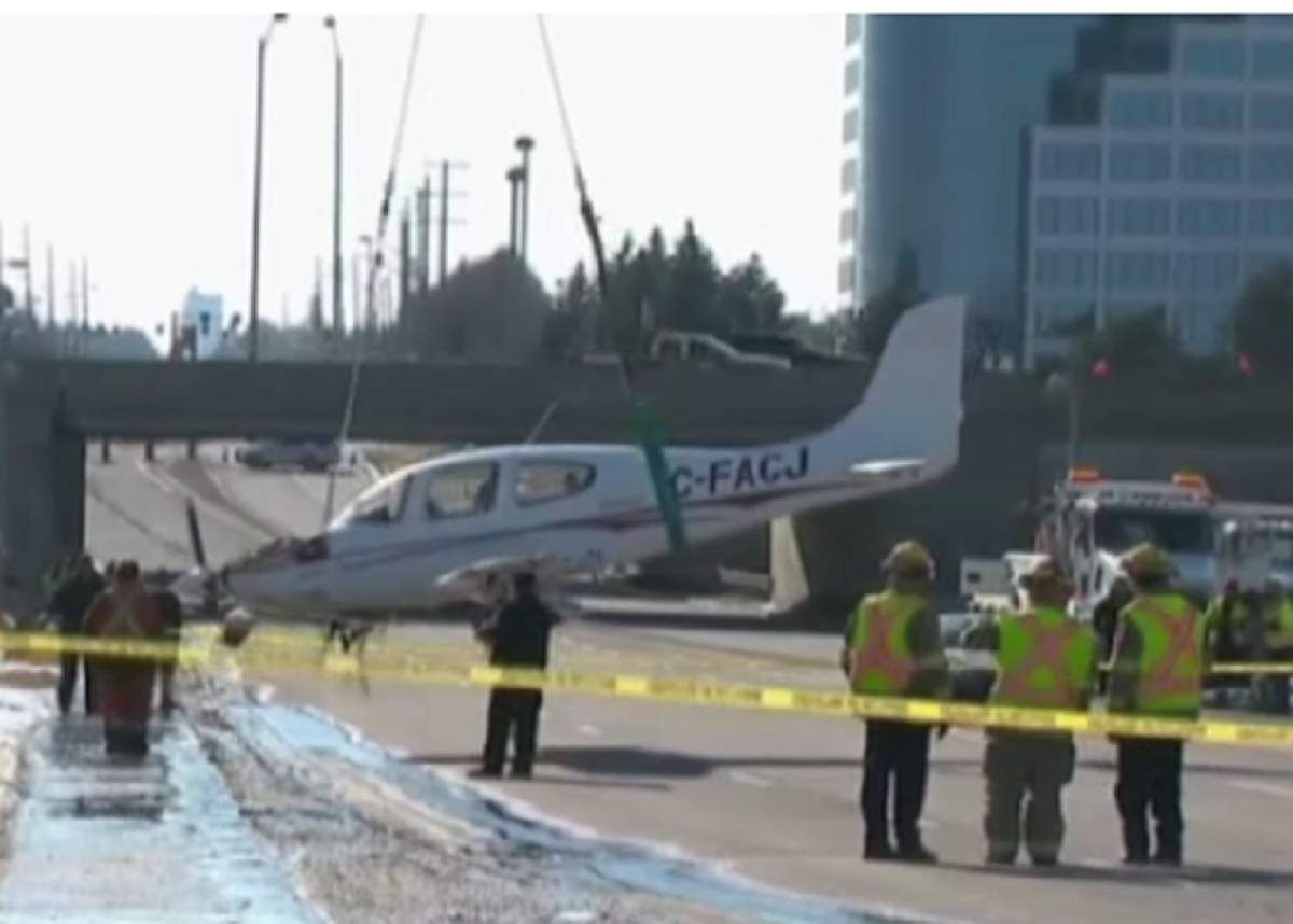 FOTO / Să vezi și să nu crezi! Un șofer s-a trezit cu un avion în fața mașinii, pe autostradă