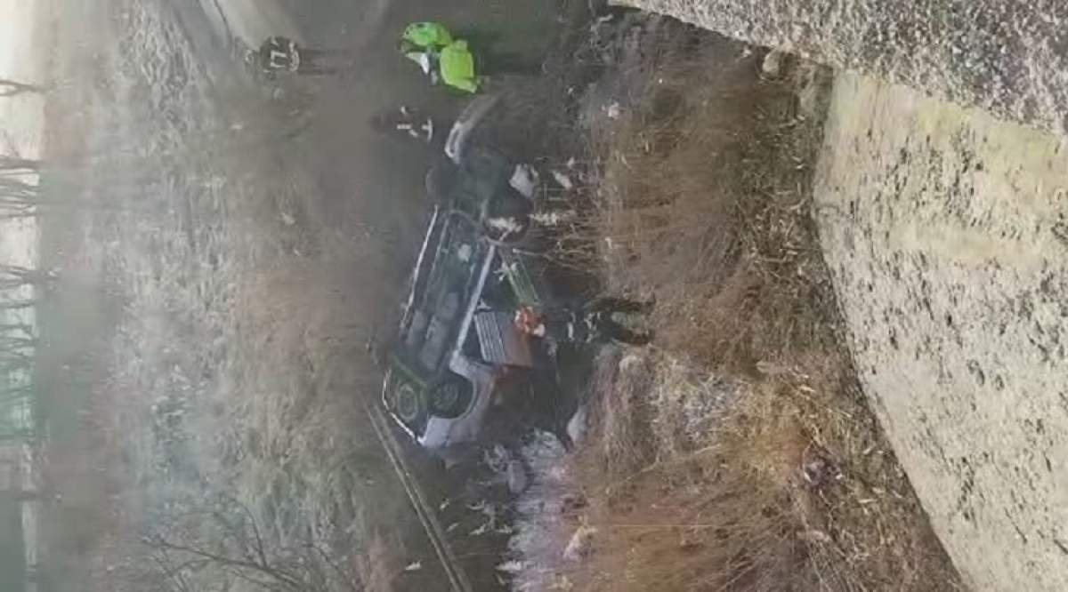 Accident foarte grav în Braşov, vineri dimineaţă! O maşină cu trei persoane s-a răsturnat într-un pârâu