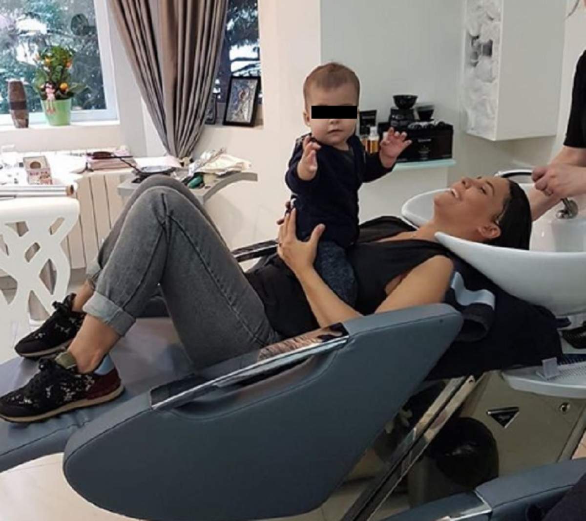 Andreea Popescu își ia fiul cu ea și când merge la salonul de înfrumusețare: "Credeați că sunt singură vreodată?" FOTO