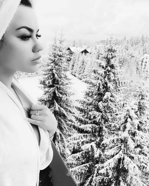 Carmen de la Sălciua face terapie cu... zăpadă! S-a afişat în costum de baie şi le-a „luat” ochii bărbaţilor. FOTO