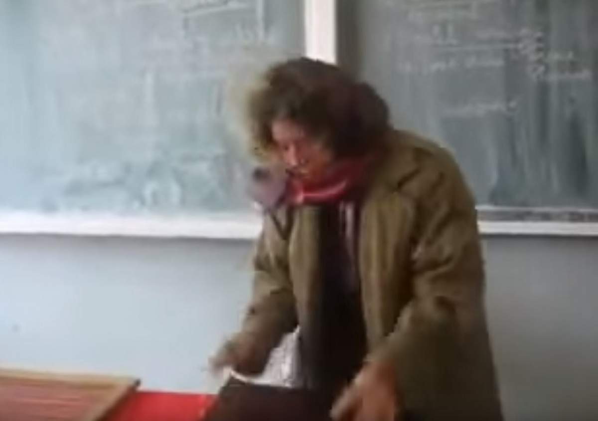 Profesoară din Hunedoara, bătută şi ameninţată de un elev care se uita la filme erotice în sala de clasă
